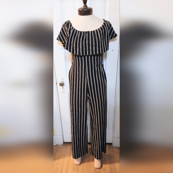 Almost Famous Pants - Almost Famous Women's Black & Creme Strip Sleeveless Jumper Romper Size Medium